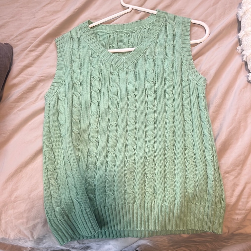 No tag, worn once cute sweater vest
